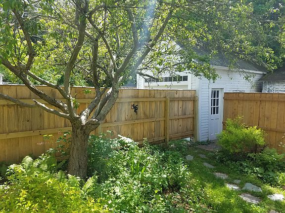 fenced in yard w garage