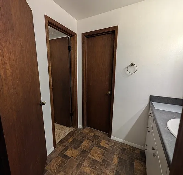 1091 Country Hills Dr — Photo 13