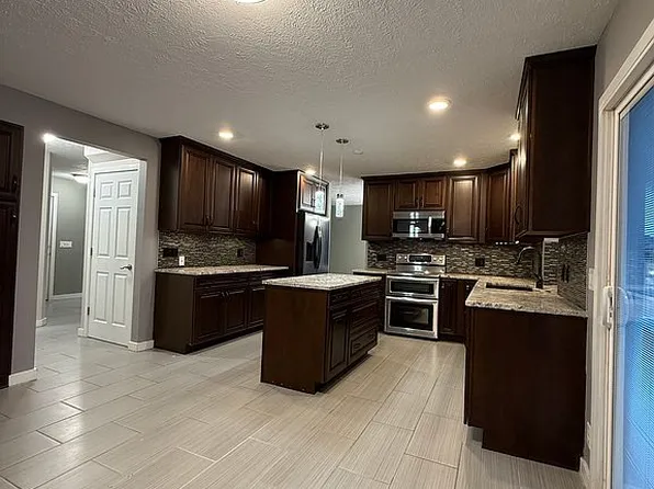 15069 Emmet St, Omaha, NE 68116