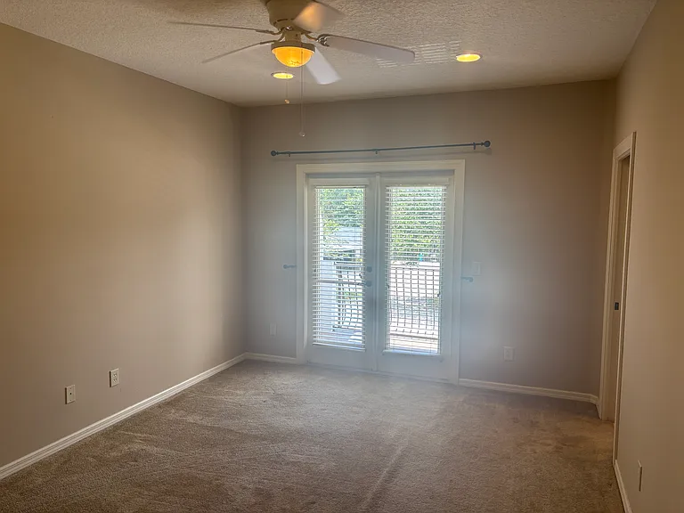 126 E Esther St — Photo 5
