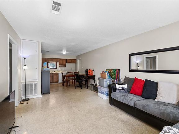 5th image of 2753 College St