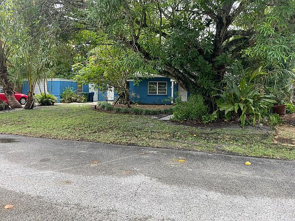 3rd image of 409 NE 26th Dr