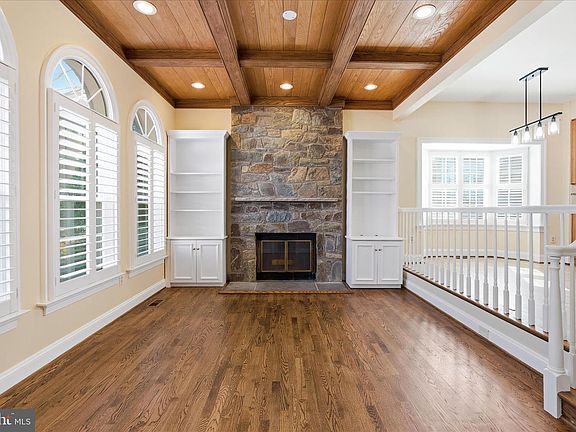 4th image of 16 Maplewood Park Ct