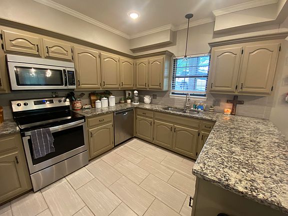 5th image of 1706 Hilltop Dr