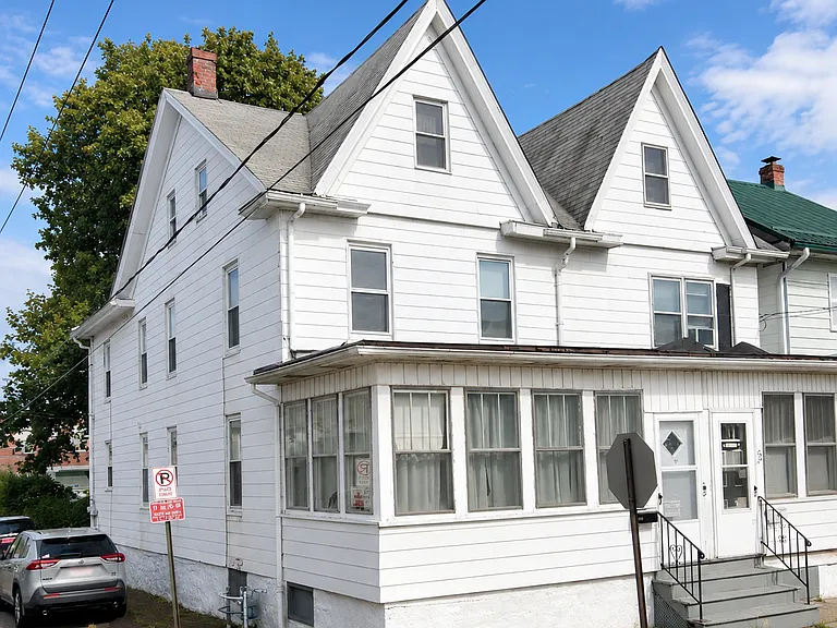 577 Lincoln St — Photo 2