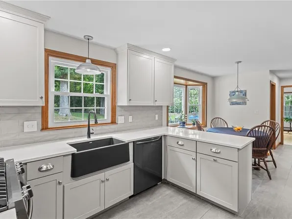 157 Tara Ln, Woonsocket, RI 02895
