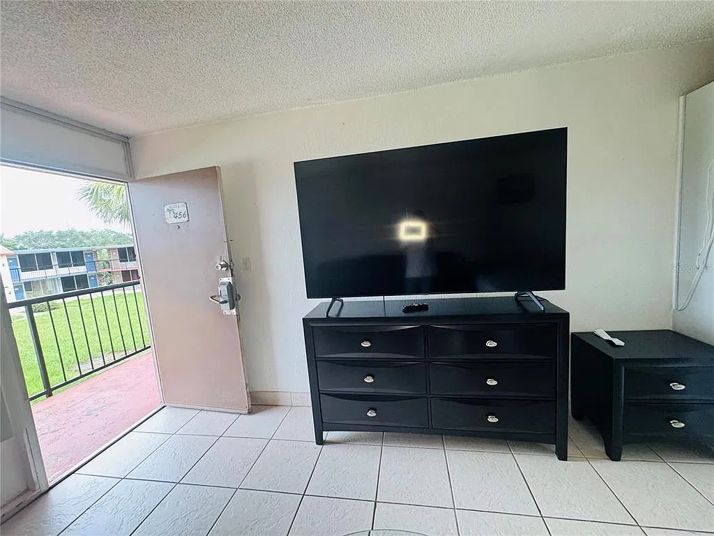 1 bed, 1.0 bath, 300 sqft, $950 — Photo 4