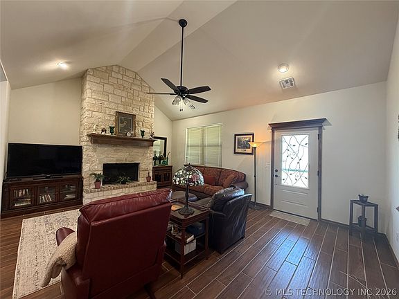 3rd image of 803 Julie Ave