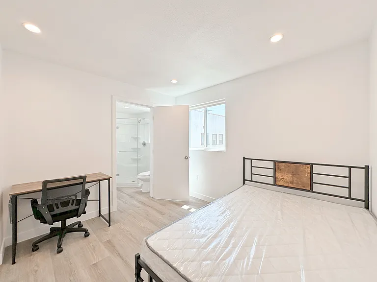 1363 1/2 W 35th St #9 — Photo 18