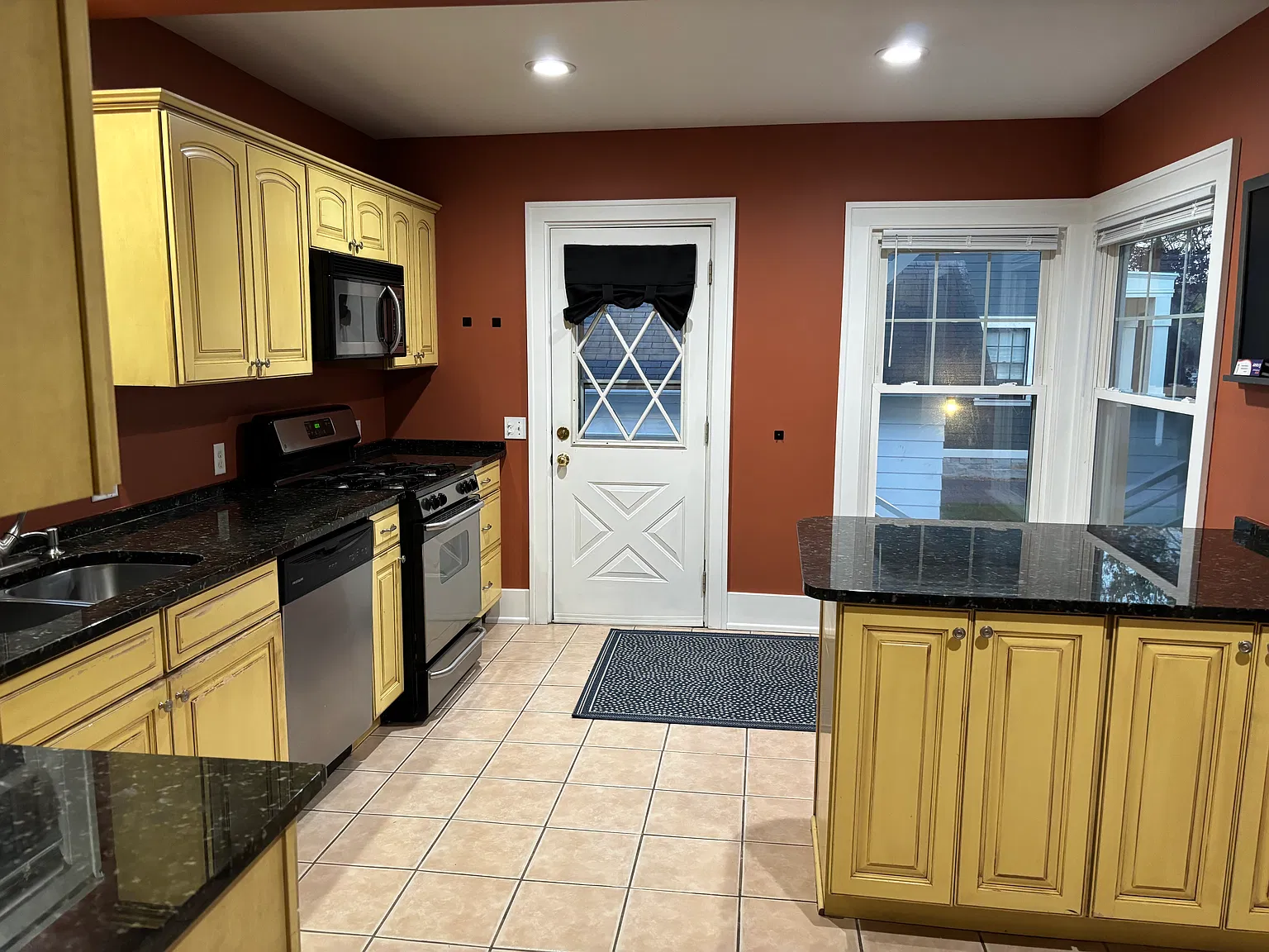 3 bed, 1.5 bath, 1600 sqft, $2,800 — Photo 3