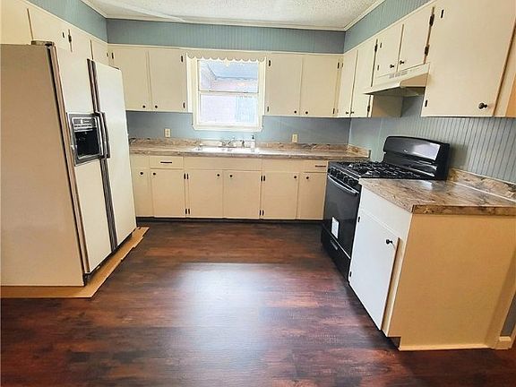 2nd image of 1303 Lake St