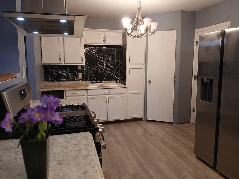 1304 Dewey Ln — Photo 2
