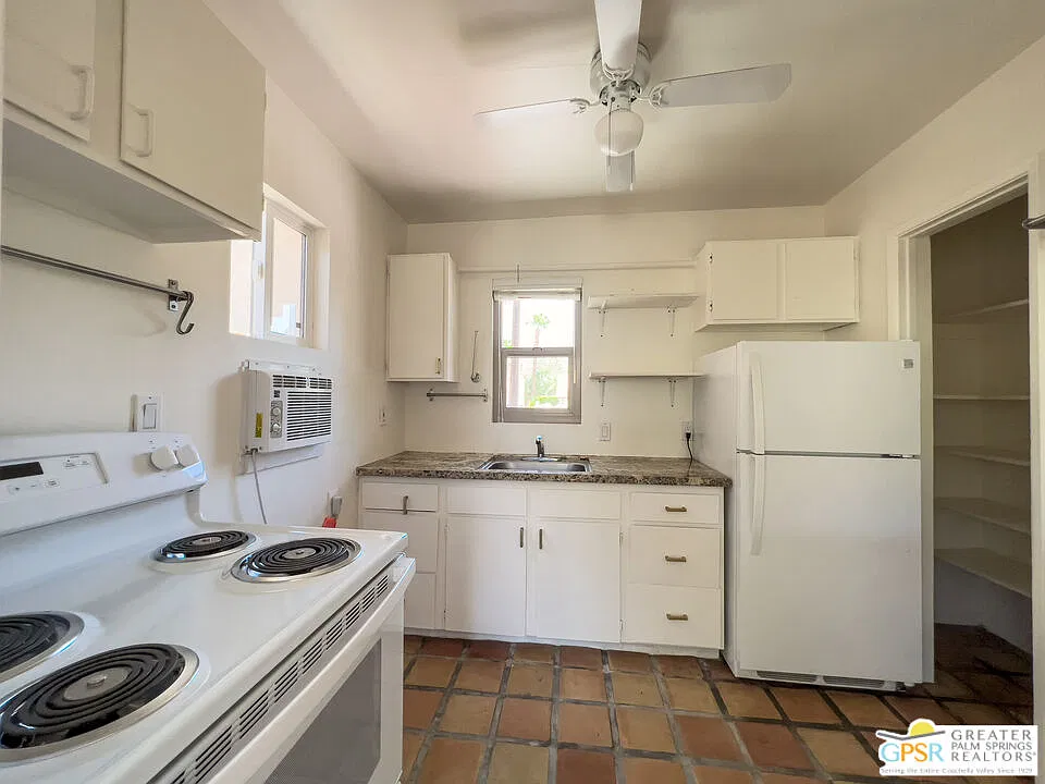 2 bed, 1.0 bath, 910 sqft, $2,300 — Photo 3