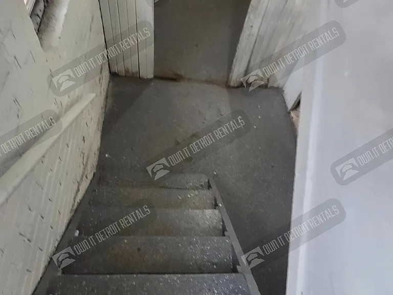 2498 Glendale St — Photo 22