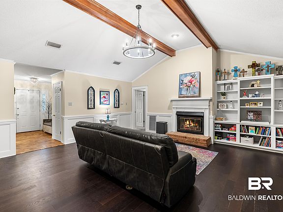 3rd image of 710 Holly Dr