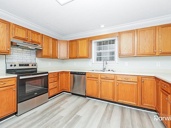 3rd image of 305 Castlemere Ct