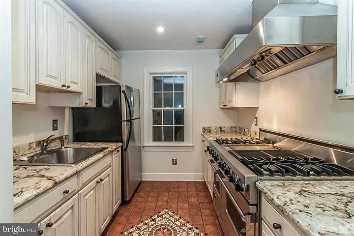 211 S Fayette St — Photo 3