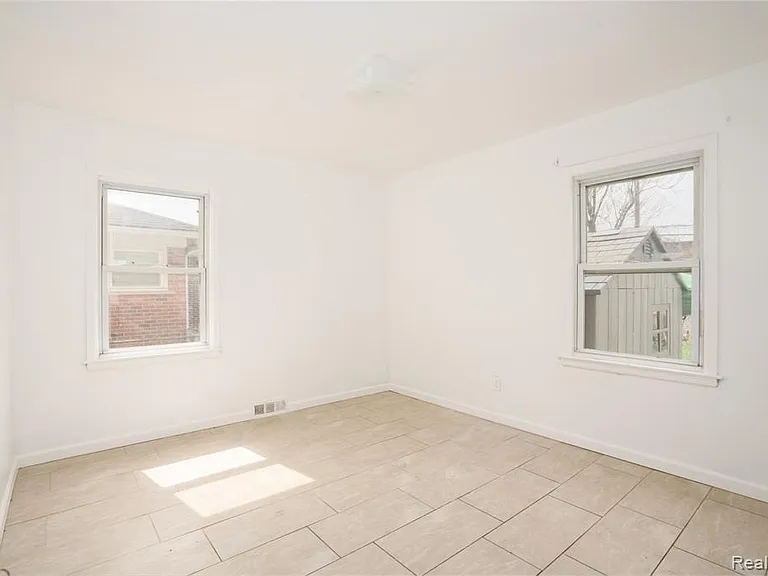 4781 Williamson St — Photo 12