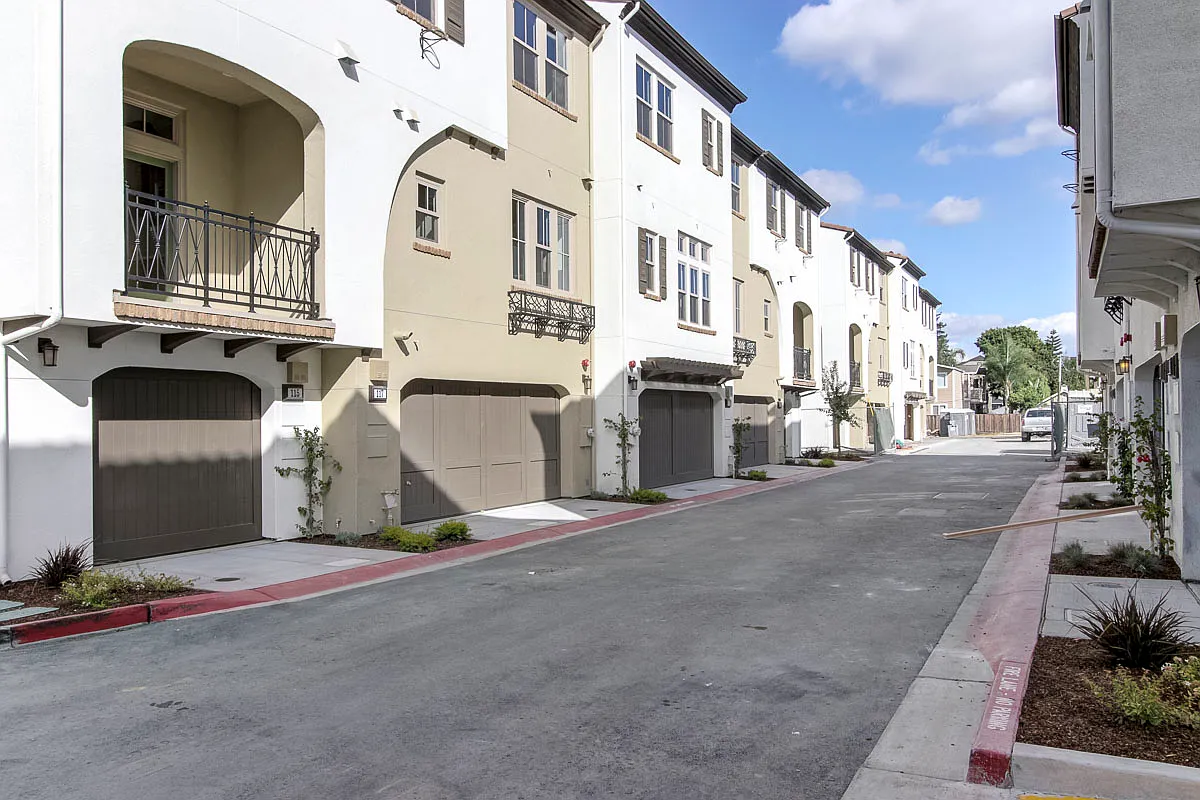 2 bed, 2.5 bath, 1200 sqft, $5,600 — Photo 3