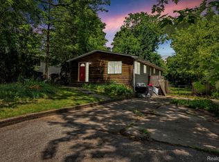 526 E Baker Rd, Highland, MI 48357