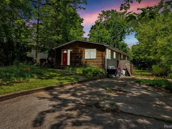 526 E Baker Rd, Highland, MI 48357