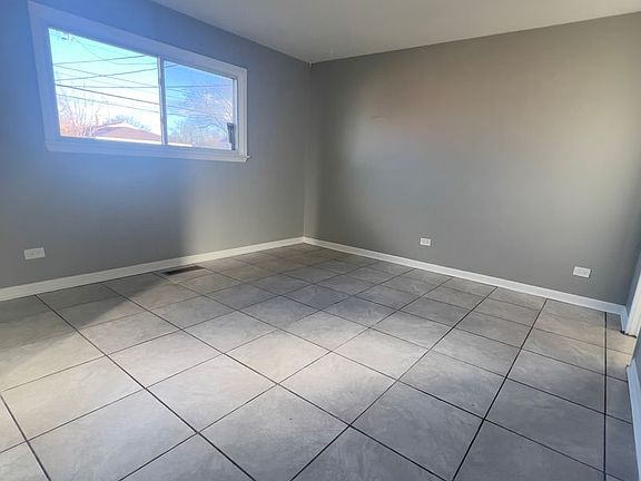 5th image of 1279 Greenbay Ave