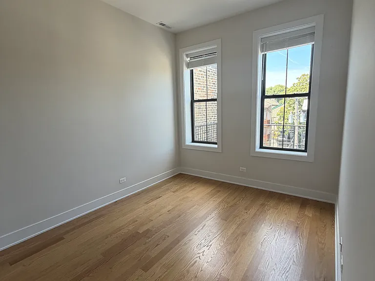 3354 N Sheffield Ave — Photo 17