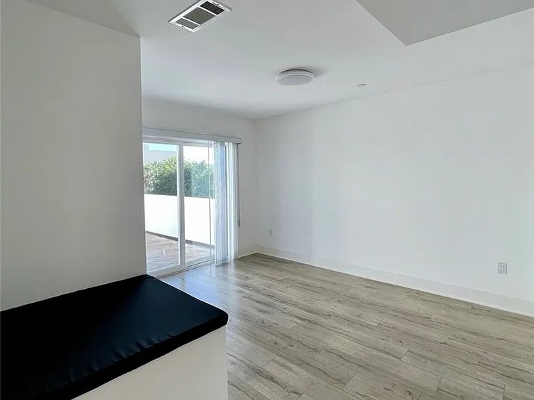 10844 Blix St #101 — Photo 21