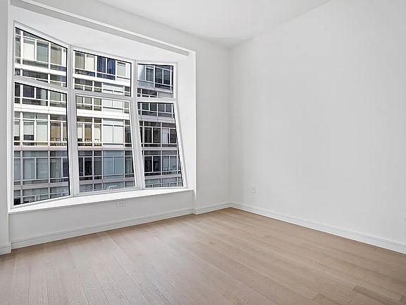 5th image of 515 18th St #811