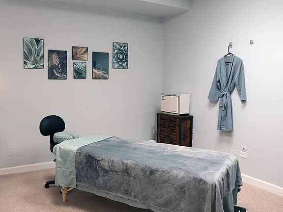 This space features tasteful decor that creates an instant atmosphere of success. There's no need for a long setup process_high-speed Wi-Fi, power outlets, and climate control are all optimized and ready for use