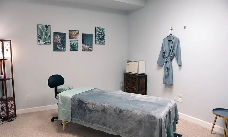 This space features tasteful decor that creates an instant atmosphere of success. There's no need for a long setup process_high-speed Wi-Fi, power outlets, and climate control are all optimized and ready for use