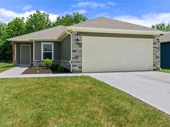 19451 Lincoln St, Spring Hill, KS 66083