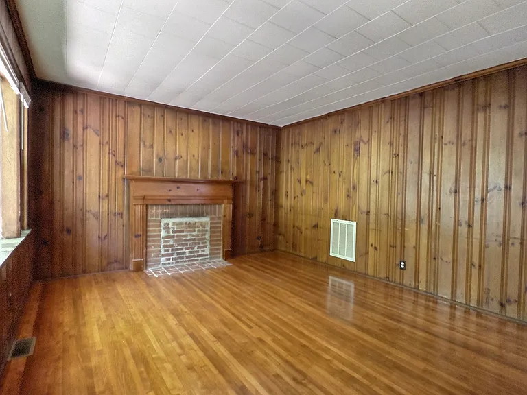 2317 Redbud Ln — Photo 5