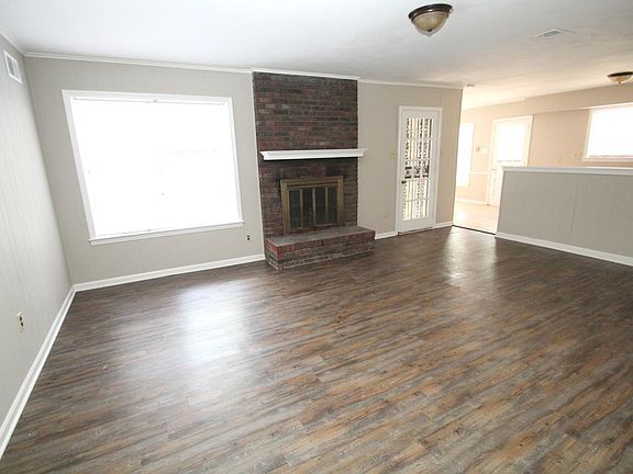 3rd image of 3331 Foxbriar Dr