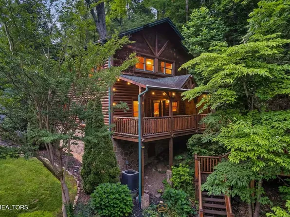 646 Gatlinburg Falls Way, Gatlinburg, TN 37738