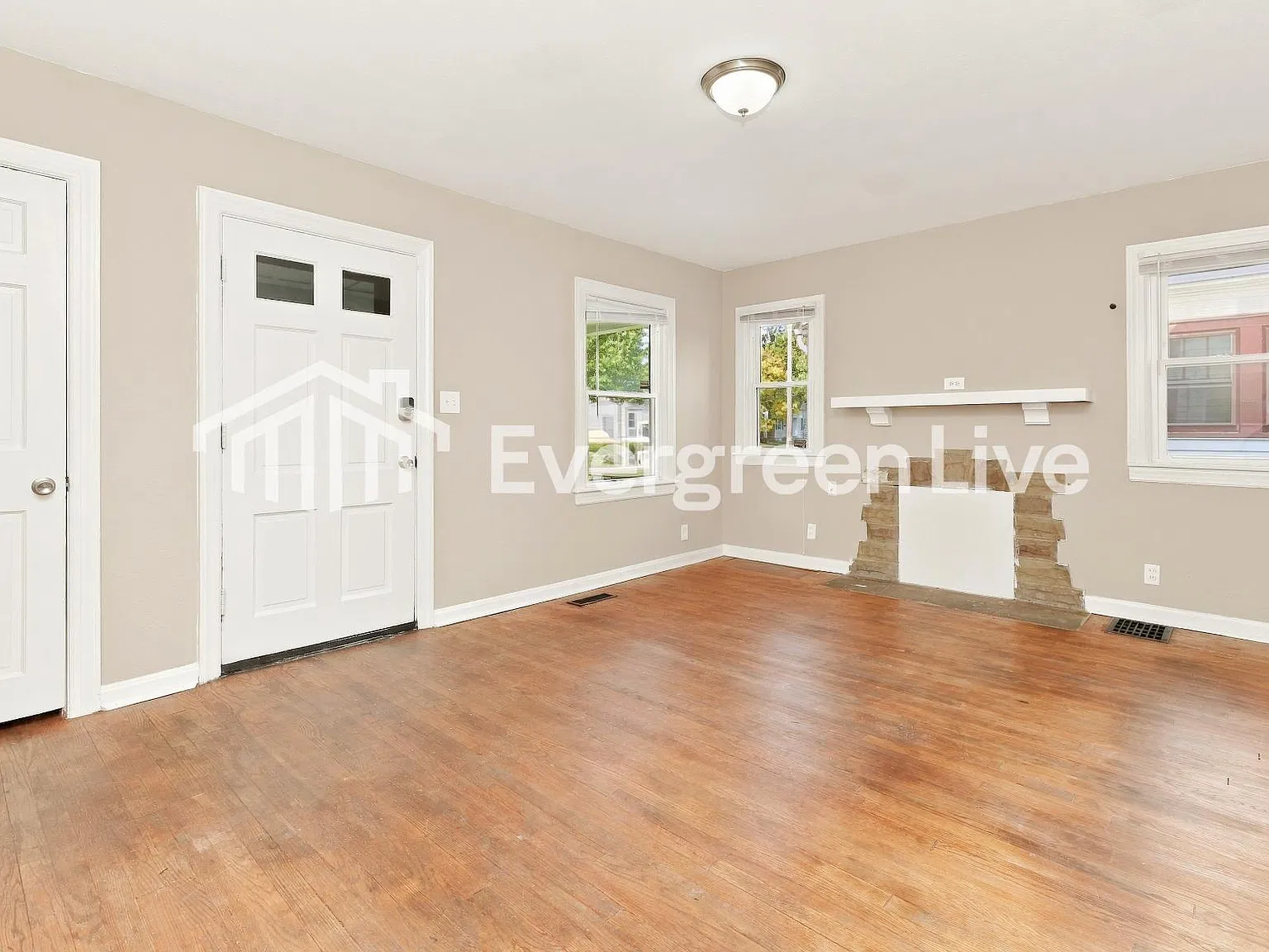 3 bed, 1.0 bath, 1322 sqft, $1,145 — Photo 3