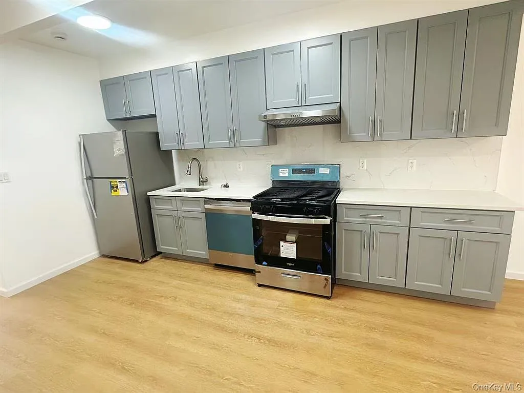 30-87 Steinway Street — Photo 1