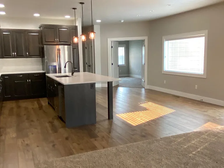 4673 W Temple Dr — Photo 2