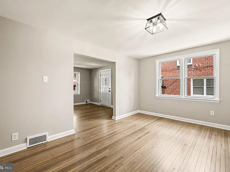 1024 W Bridge St — Photo 8