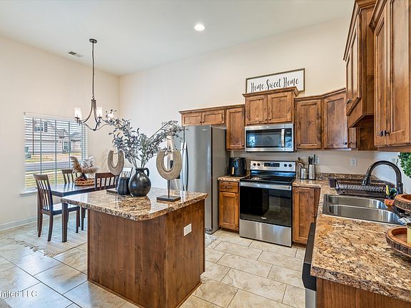 5th image of 1540 Cambria Dr