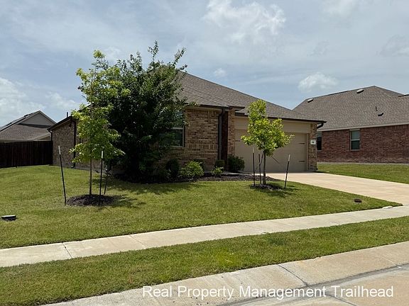 3rd image of 616 Fitzroy Ln