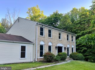 725 Forest Ridge Dr, Great Falls, VA 22066