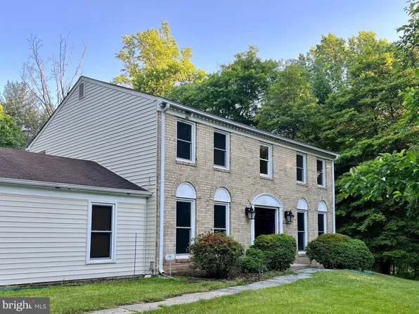 725 Forest Ridge Dr, Great Falls, VA 22066