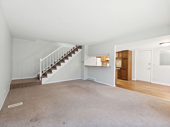 4th image of 2S758 Winchester Cir W Unit 2