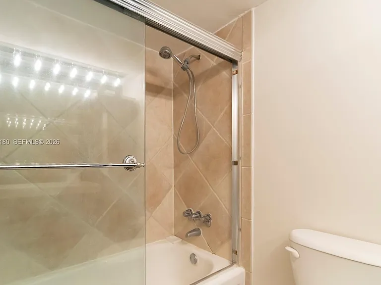 6770 Indian Creek Dr #8L — Photo 23