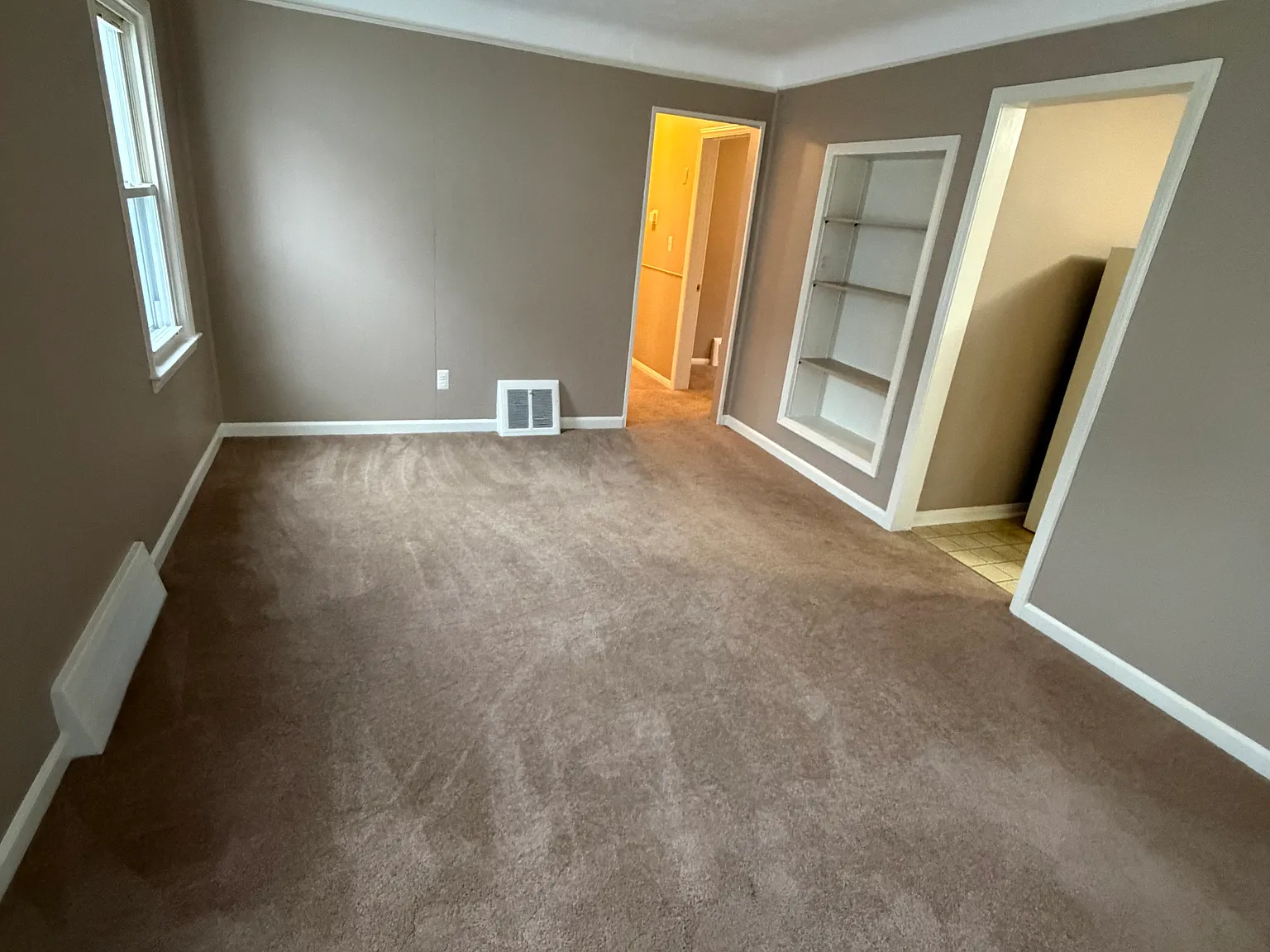 3 bed, 900 sqft, $1,800 — Photo 3