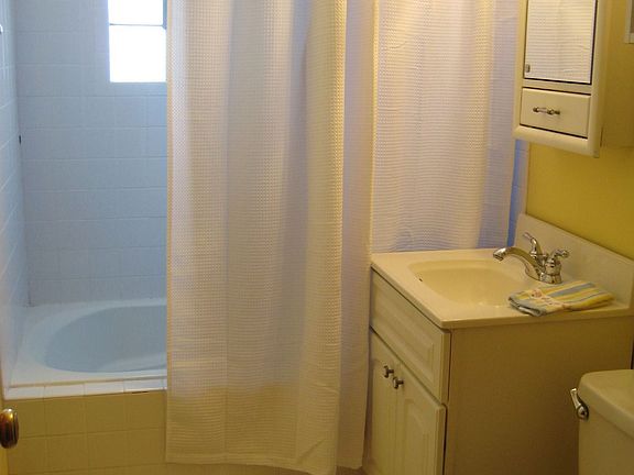 bathroom w/whirlpool tub