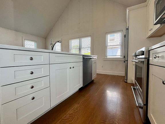 5th image of 195 Aquidneck Ave