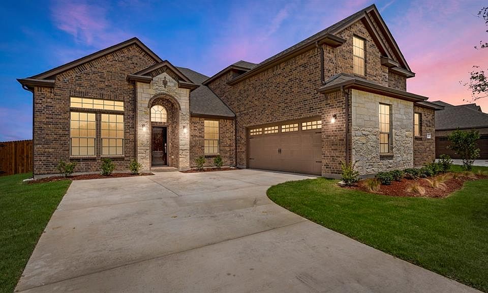 D.R. Horton's Comal Floorplan. Actual home may differ from illustration. Photos shown here may not depict the specified home & features included are for illustration purposes only.