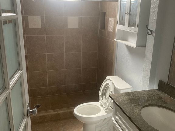 4th image of 1332-1332 E O St